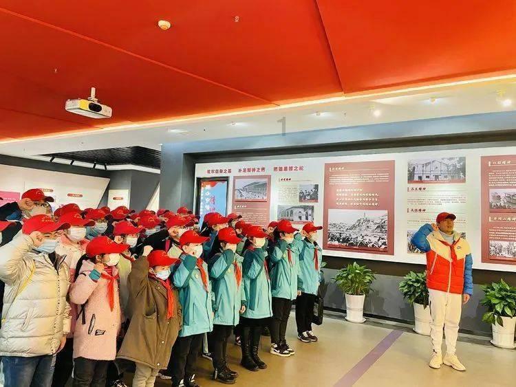 香港警方突击搜查252个娱乐场所，拘捕347人